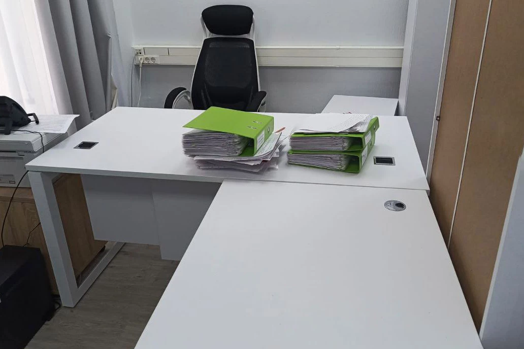 Стол для руководителя на О-образном м/к 1580x800x750 Onix Direct фото в интерьере 1